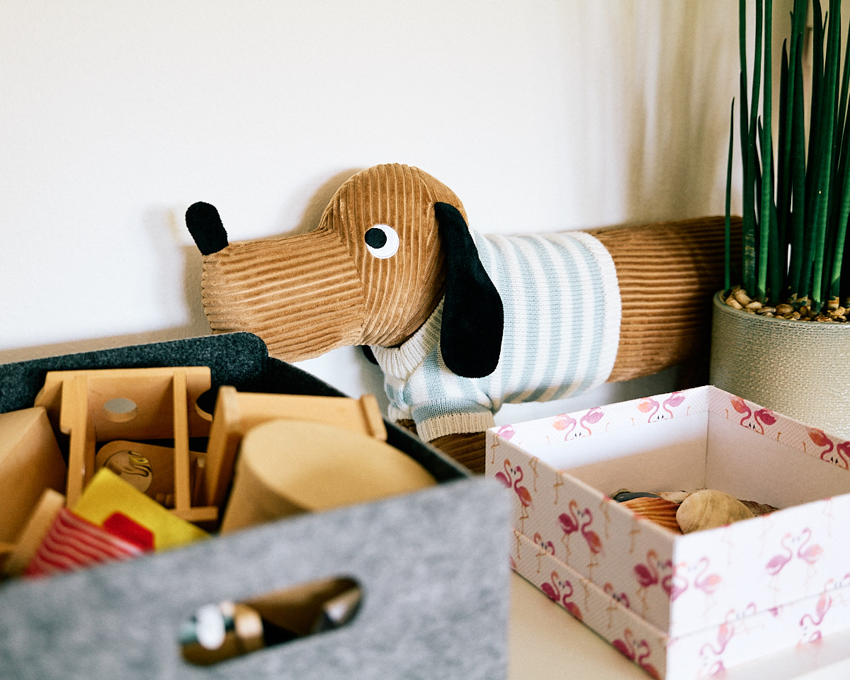 Design-Stoff-Dackel als freundliches Detail im Raum